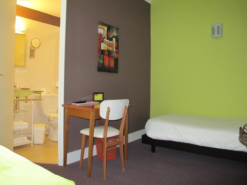 Logis Deshors-Foujanet Hotel Chamboulive Phòng bức ảnh